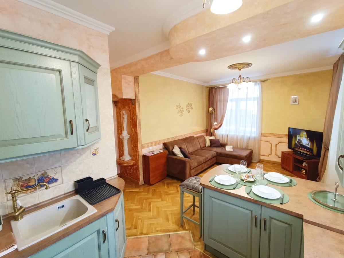 Old Town Retreat With Stunning Views 2 Bedroom Apartment Nearby The Church Of Saint Peter Rīga Exterior foto