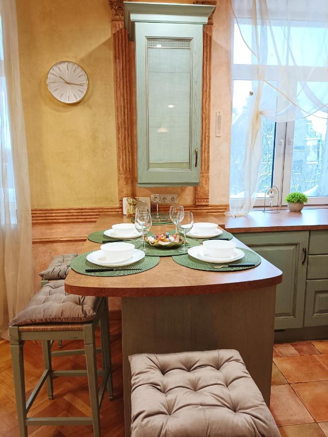 Old Town Retreat With Stunning Views 2 Bedroom Apartment Nearby The Church Of Saint Peter Rīga Exterior foto