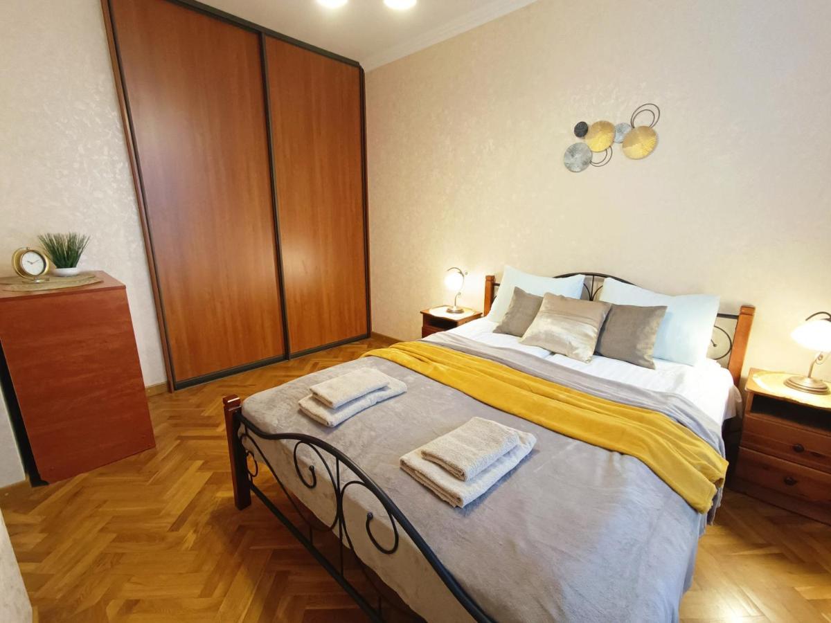 Old Town Retreat With Stunning Views 2 Bedroom Apartment Nearby The Church Of Saint Peter Rīga Exterior foto