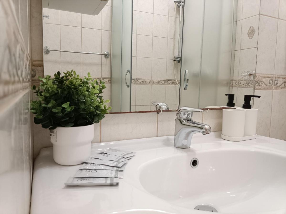 Old Town Retreat With Stunning Views 2 Bedroom Apartment Nearby The Church Of Saint Peter Rīga Exterior foto