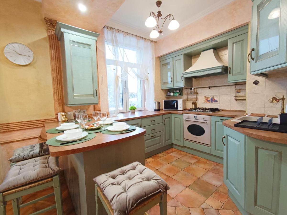 Old Town Retreat With Stunning Views 2 Bedroom Apartment Nearby The Church Of Saint Peter Rīga Exterior foto